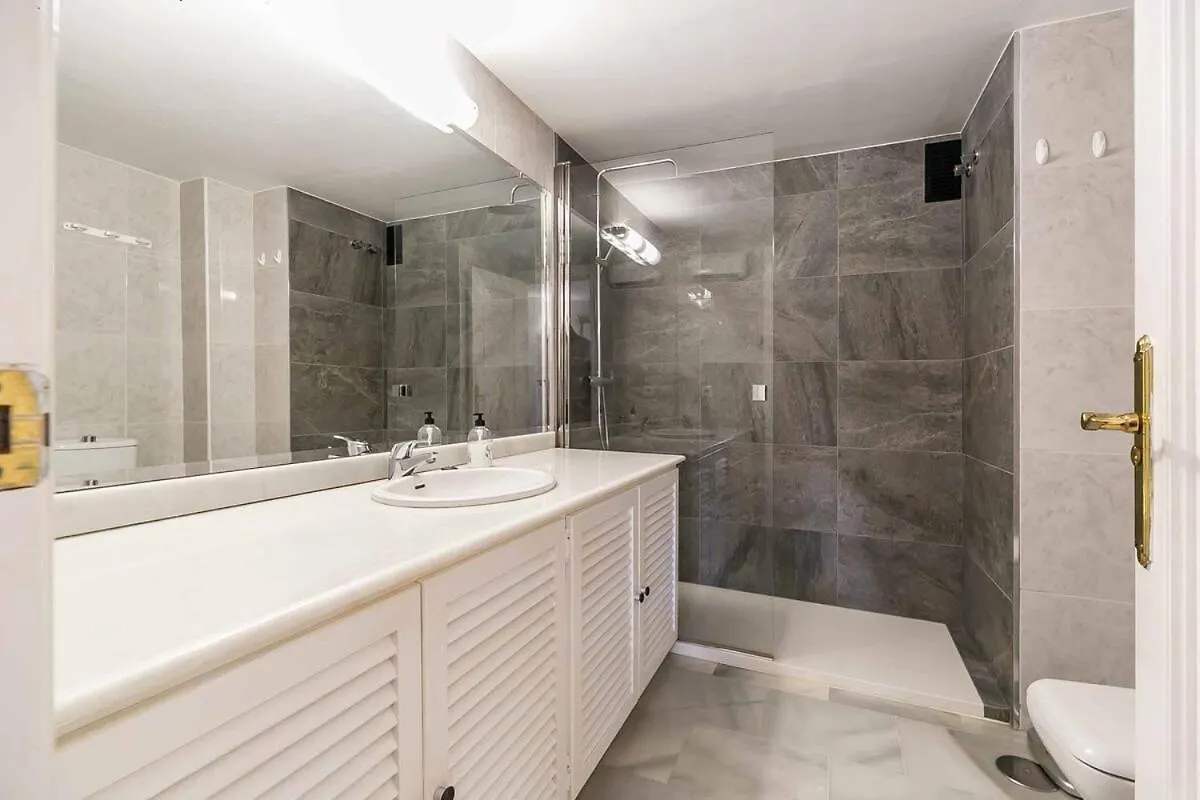 134 - Stylish Modern Apartment With Pool, Mijas Malaga